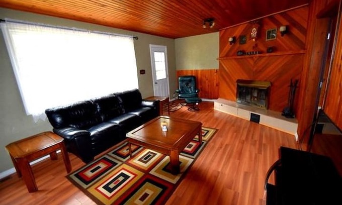 Boyle House | Skeleton Lake cozy cabin getaway