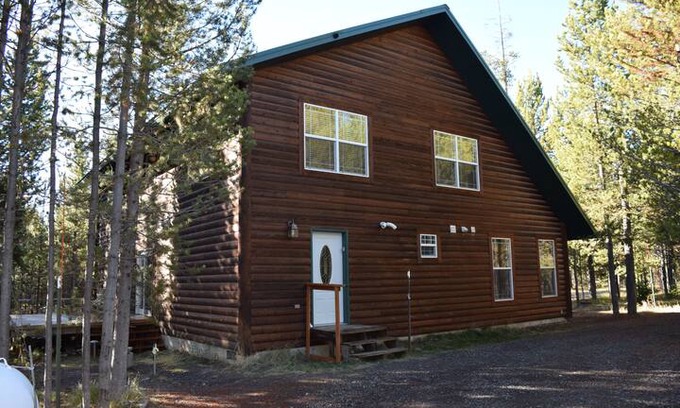 Island Park Cabin | PAINT BRUSH IN MACK'S INN⭐️HOT TUB SATELLITE TV FREE WIFI 25 MIN TO YELLOWSTONE