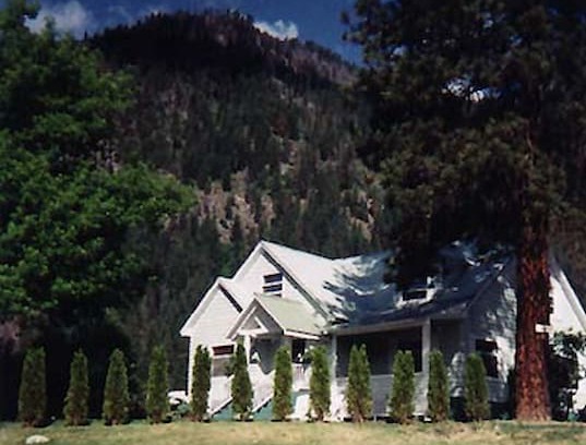 Downtown Leavenworth Bed & Breakfast | Edelweiss Suite at Tumwater Mountain B&B