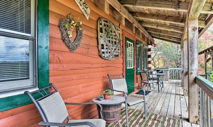 Cherokee Cabin | 'Uncle Bunky's' Bryson City Cabin w/Hot Tub+Views