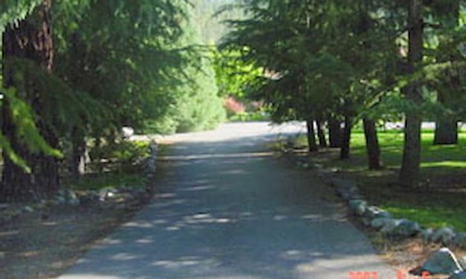 Lewiston House | The Bears' Den at River Rock Gardens & Cottages