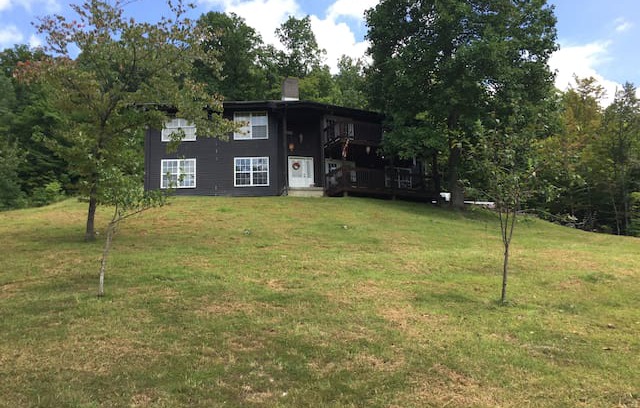 Campbellsville House | Hilltop Hideaway