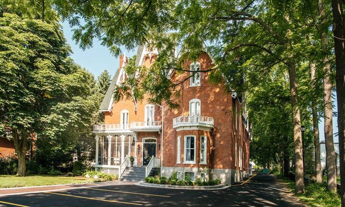 Prince Edward Hotel | Merrill House - The Dreaming Suite