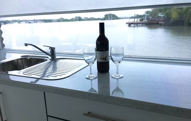 Murray Bridge Boat Rental | Floating House on the Murray River.
