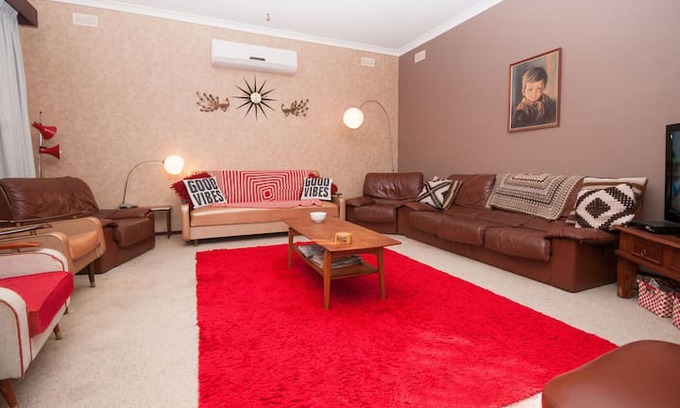 St Leonards House | Good Vibrations. St Leonards. Retro beach house