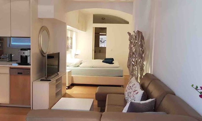 Deutsches Museum Apartment | Light Courtyard Sleep Oasis