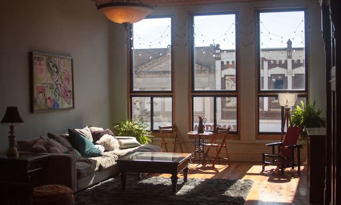 Cherokee Apartment | Library Loft Apartment - Right Wing