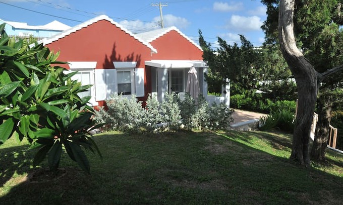 Warwick House | Hideaway Cottage - Bright and Airy