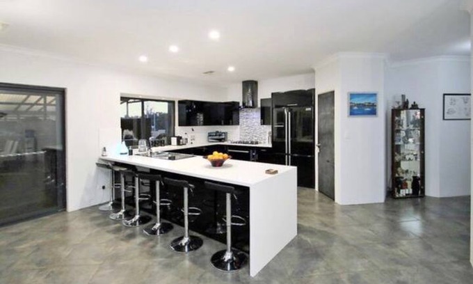 Australind House | Bright friendly, home from home. Room 1