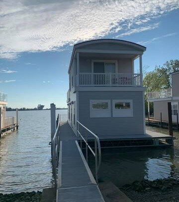 Port Clinton House | Floating House With A View
