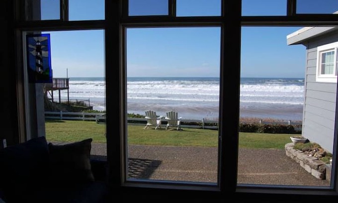 Lincoln City Apartment | Beachfront Garden Inn #2 "Molly's Lighthouse"