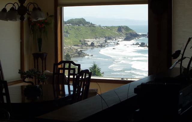Brookings Apartment | Rainbow Rock Ocean Front Condo