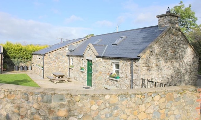Dundalk House | Self Catering Holiday Home Bird Cottage