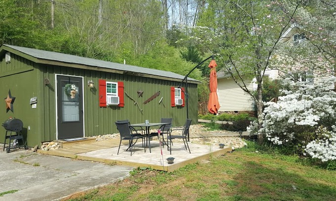 Maryville House | US 129 The Dragonfly Cottage ~ Keyless entry!