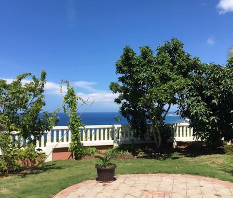 Reading House | La JanAnn, 1 Bdrm / ocean view with balmy breeze