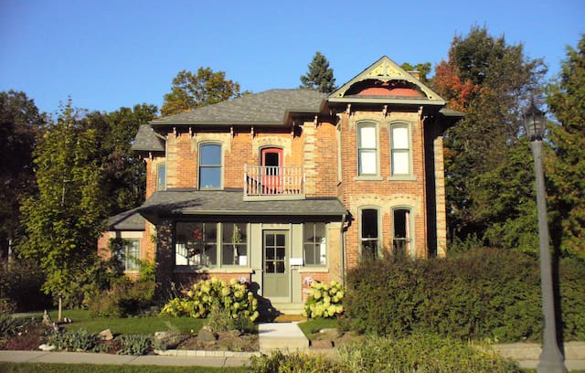 Elora Bed & Breakfast | Flying Leap Bed and Breakfast - FW