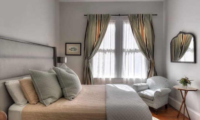 Greater Heights Bed & Breakfast | Uphouse Manor B&B - London Fog Room