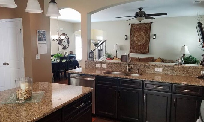 Johns Island House | 2BR Johns Island home near lake