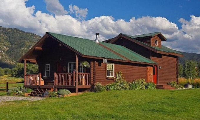 Bedford House | Wonderful log house "The Little Moose Ranch".