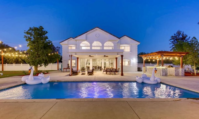 Temecula Villa | Villa Magnifica, Resort Style + Bridal Suite