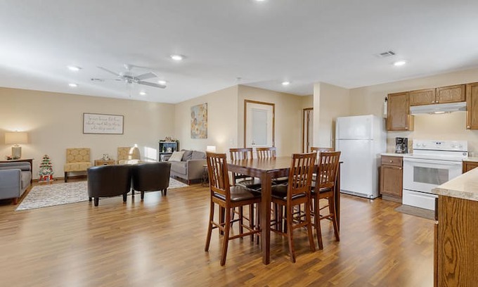 Hutchinson House | "The Backdoor" Cozy Barndominium