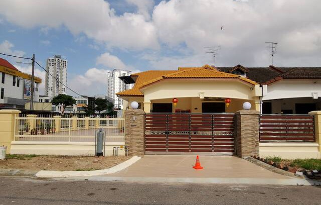 Taman Molek House | G.P.S Homestay Garden