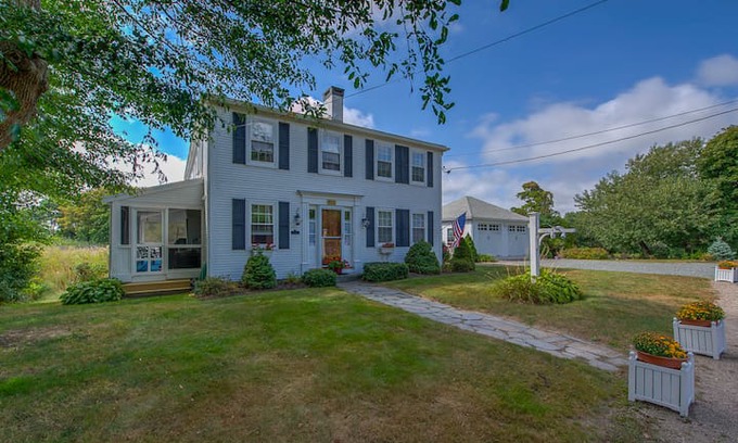 Centerville House | The Old Hundred House Queen 2 Bedroom Suite