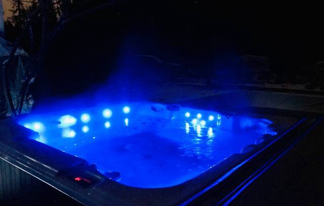 Revelstoke House | Snoway Out Retreat! With Pool, Hot Tub and Sauna!!