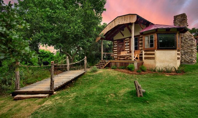 Fredericksburg Cabin | Swiss Log Cabin ZUG at Barons CreekSide Resort
