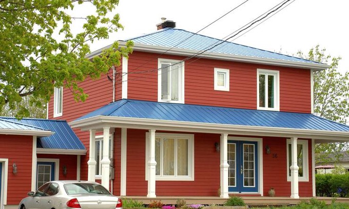 Rimouski-Neigette House | Maison rouge au toit bleu