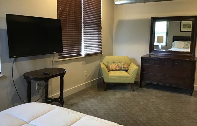 Avondale Apartment | The "Inn on Forest" Children's Hospital B7