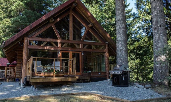 Campbell River Cabin | Gorgeous Log Cabin on the Lake