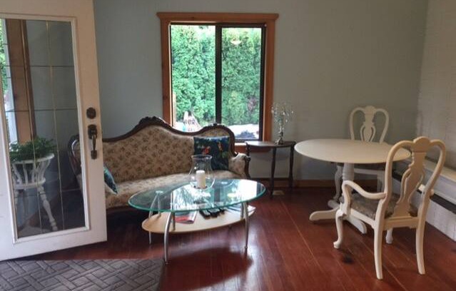 Lake Cowichan House | Riverfront Relaxation
