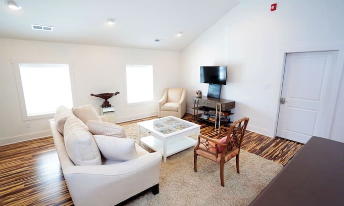 Asheville Apartment | Biltmore Hideaway outside gates of Estate
