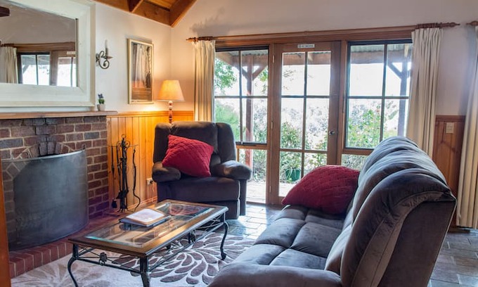 Beechworth Villa | Aisha at Beechworth "Romantic and Dog Friendly"