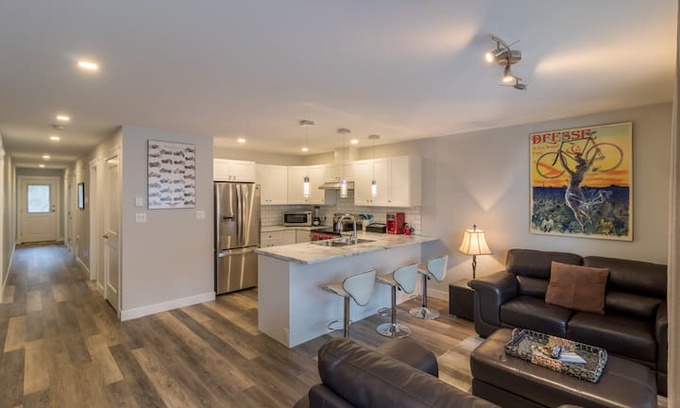 Crofton House | 2 Wheel Inn located oceanside in Crofton B.C.