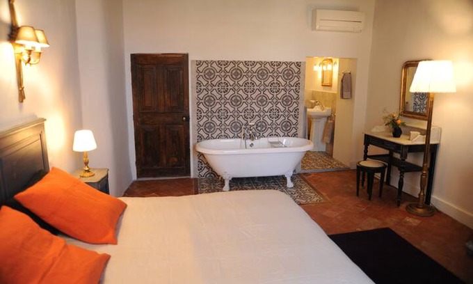 Mazan Bed & Breakfast | Le Jardin de Mazan ; chambre Musée