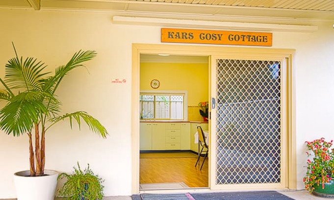 Wodonga Apartment | Kars Cosy Cottage: Private, Continental Breakfast.