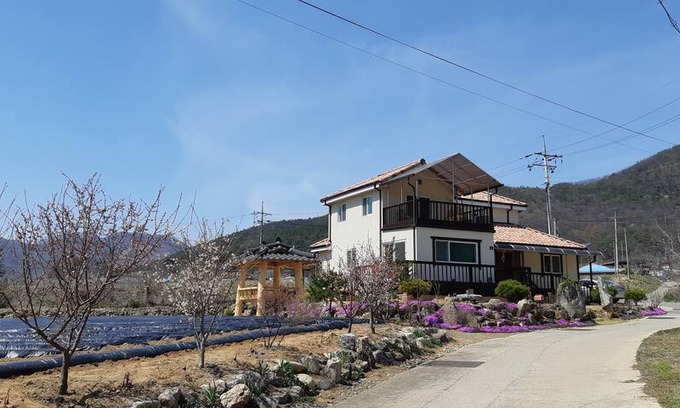 Mungyeong Cabin | 문경석촌민박(단독2층 주택 독채) 기본4명. 12~15명 가마솥 백숙 원하실 경우세팅해드림