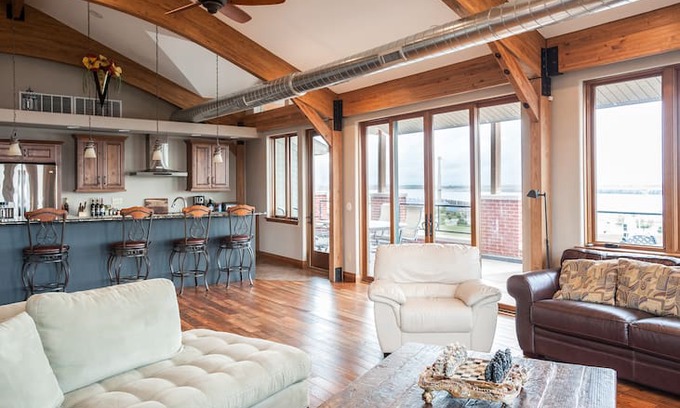 Alton Apartment | RIVER VIEW - Penthouse Loft w/ deck