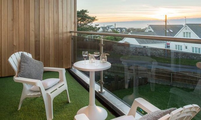 Rhosneigr Apartment | White Gables