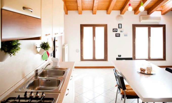 Ghedi Apartment | Appartamento mansardato con travi in legno