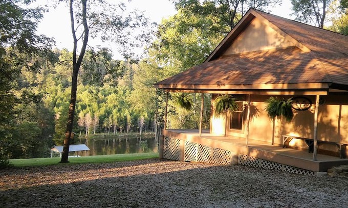Cynthiana Cabin | Cedar Chapel Cabin is remote and private w/a lake.