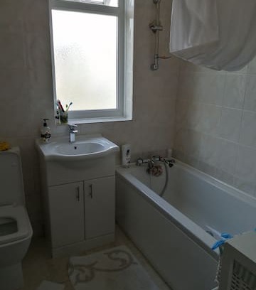 Abergwili Bed & Breakfast | Single room 5 mins walk Glangwili Hospital Carns..
