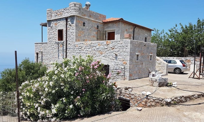 Omales House | taseas stone home