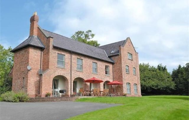 Guilsfield House | Gaer Hall Guilsfield a country mansion with hottub