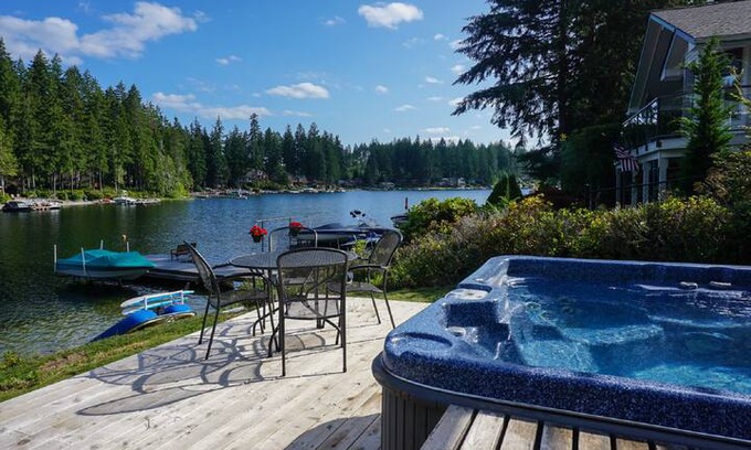 Grapeview Cabin | Lakefront Mason Lake home- glamping in a cabin!