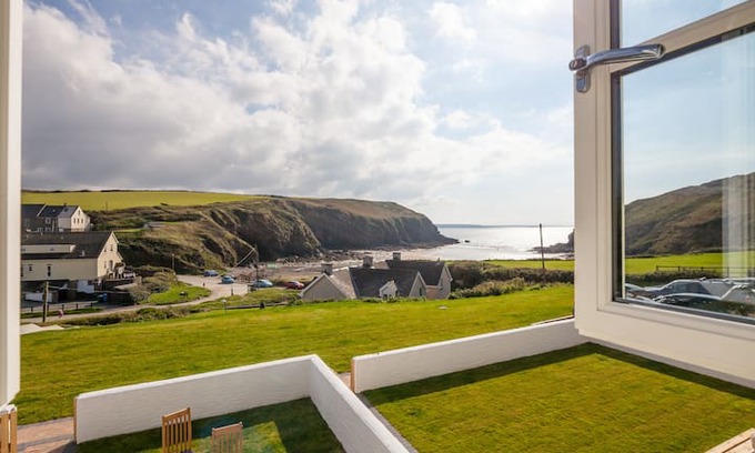 Nolton Cabin | Guillemot Cottage | Pet Friendly on Seafront