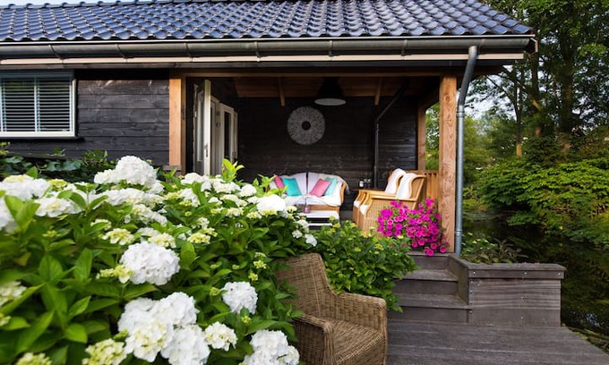 Zuid-Scharwoude Cabin | Tiny House aan vaarwater, Alkmaar, Strand, Bergen.