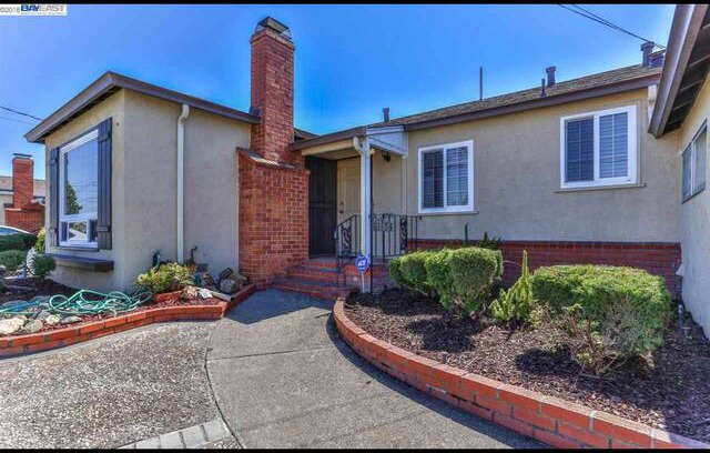 San Leandro House | Clean room in San Leandro